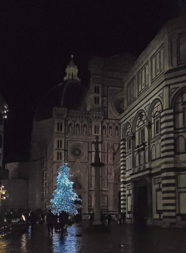 Christmas tree in front of the Duomo