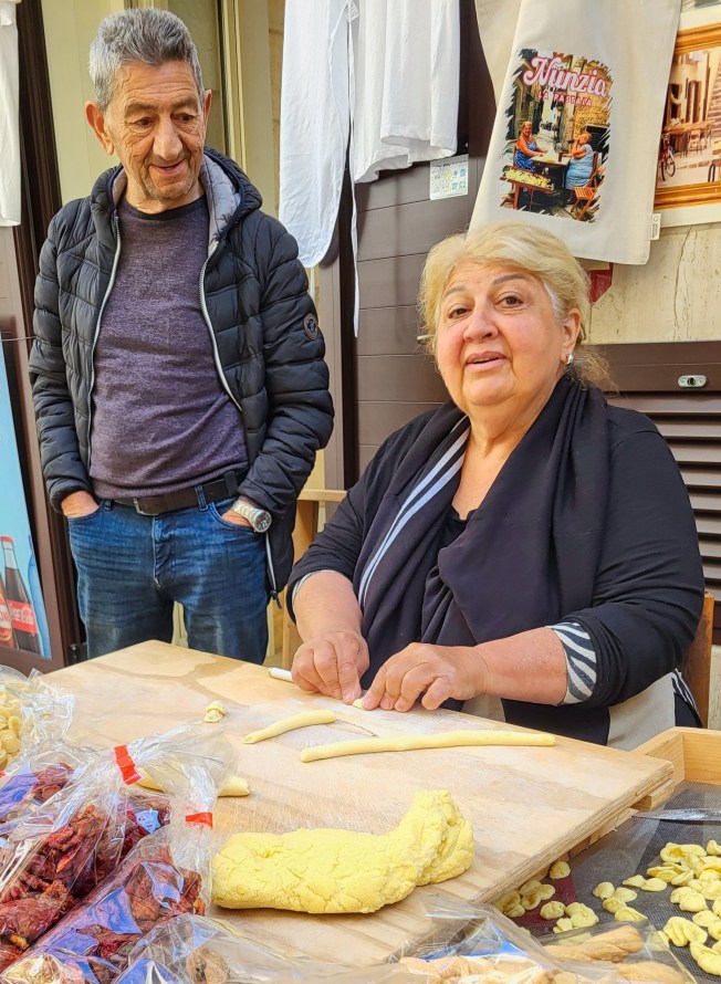 Bari pasta lady